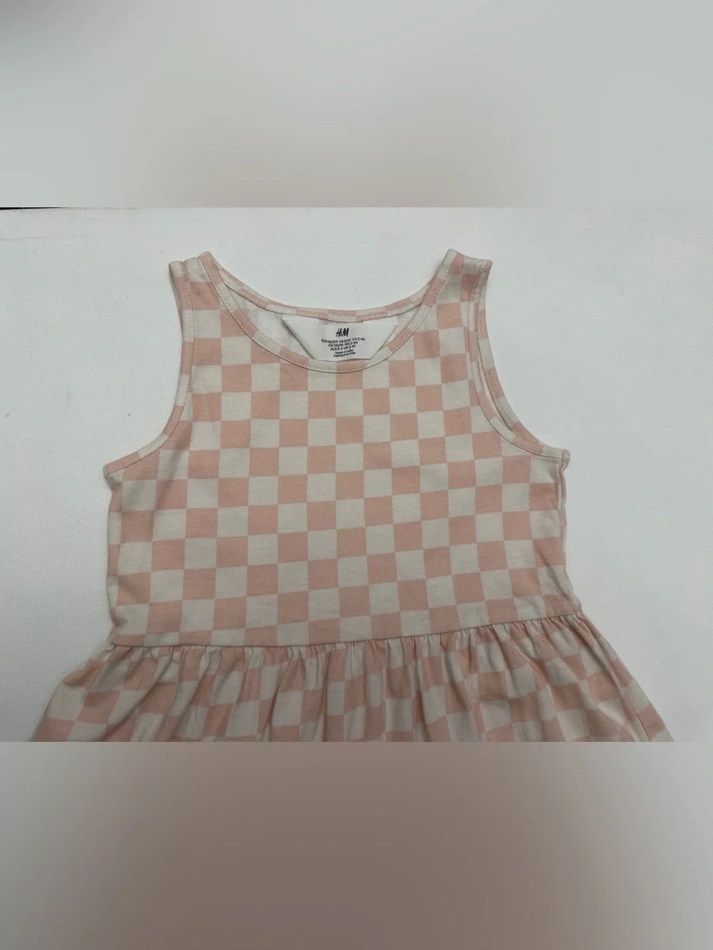 H&M girl’s patterned jersey dress checkered design a flared skirt.  Size 3-4T.